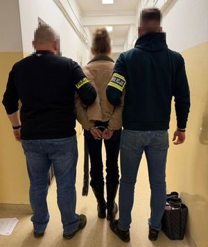 Policjanci i zatrzymana kobieta