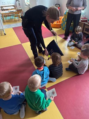 Policjantka z dziećmi