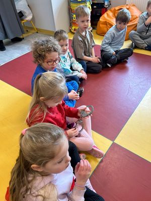 Dzieci oglądające kajdanki