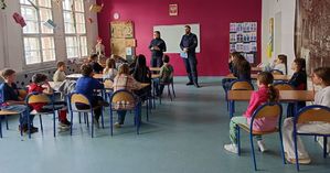 Policjanci razem z dziećmi