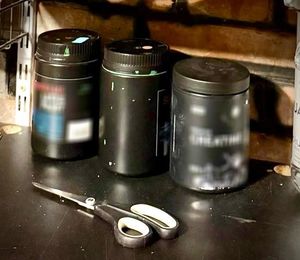 Plastikowe pojemniki z narkotykami