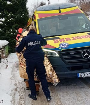 Policjantki pomagają mężczyźnie