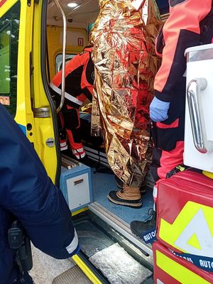 Policjantki pomagają mężczyźnie