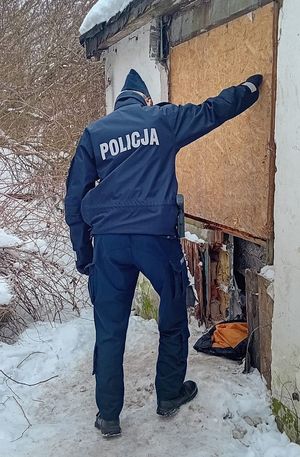 Policjantki pomagają mężczyźnie
