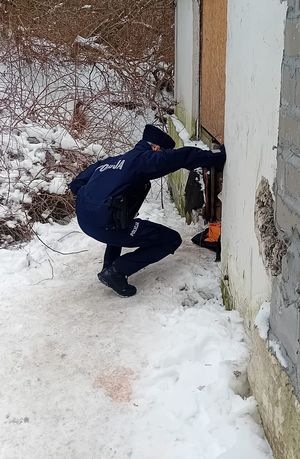 Policjantki pomagają mężczyźnie