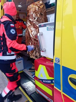 Policjantki pomagają mężczyźnie