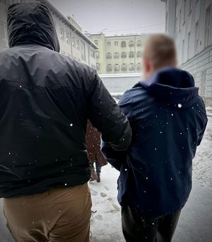 Policjant prowadzi zatrzymanego