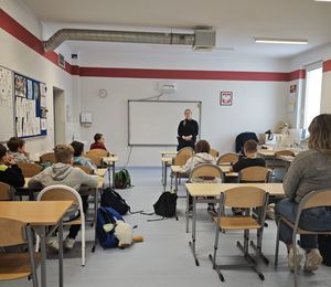 Spotkania z młodzieżą w szkołach i salach kinowych.