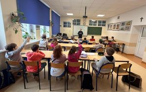 Spotkania z młodzieżą w szkołach i salach kinowych.