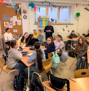 Spotkania z młodzieżą w szkołach i salach kinowych.