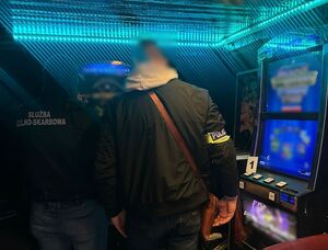 Funkcjonariusze na tle automatów