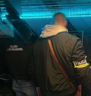 Funkcjonariusze na tle automatów