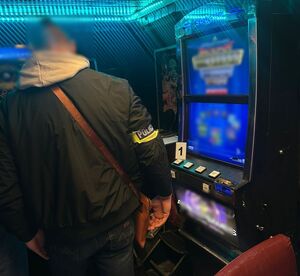 Funkcjonariusze na tle automatów