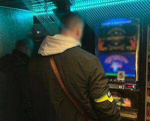 Funkcjonariusze na tle automatów