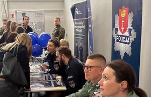 Policjanci na dniu otwarty szkoły