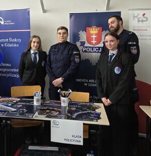 Policjanci na dniu otwarty szkoły