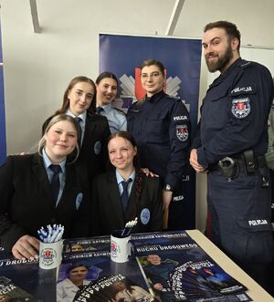 Policjanci na dniu otwarty szkoły
