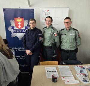 Policjanci na dniu otwarty szkoły