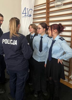 Policjanci na dniu otwarty szkoły