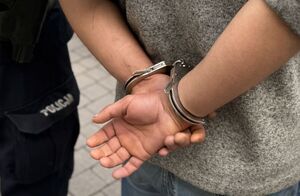 Zdjęcia policjanta z osobą zatrzymaną