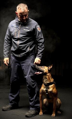 Policjant z psem służbowym