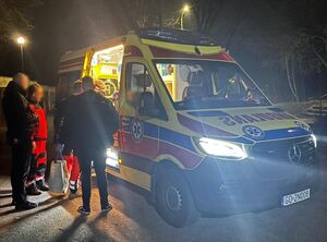 Policjanci pomagają mężczyźnie