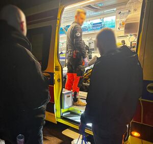 Policjanci pomagają mężczyźnie